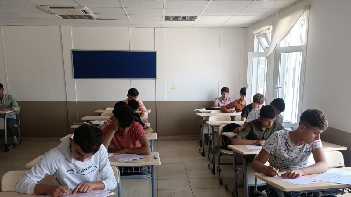 Geçici koruma altındaki Suriyeli öğrencilerimizin Türkçe yeterlilik bilgilerinin ölçüldüğü, Türkçe dil sınavı okulumuzda yapıldı.